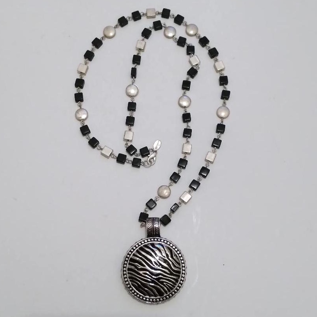 Worthington Black And Silver Pendant Necklace 18$
